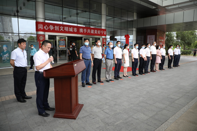 宁德市政府办副主任张为声宣读《宁德市人民政府关于同意将海洋之神8590vip在线首页划转为宁德师范学院附属医院的批复》.JPG